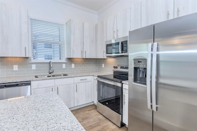 Kitchen island with breakfast bar, SS appliances,