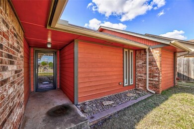 2113 N Lincoln Ave, Moore, OK 73160 - photo 2