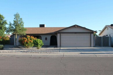 Central Chandler home with 2 car garage