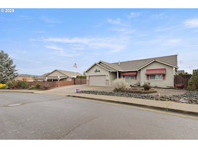 300 Ridgeway St, Sutherlin, OR 97479 - photo 2