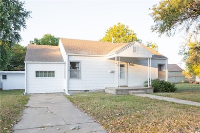1018 E 5th St, Cherryvale, KS 67335 - photo 2