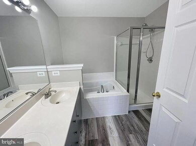 2482 Angeline Dr unit 301, Herndon, VA 20171 - photo 3