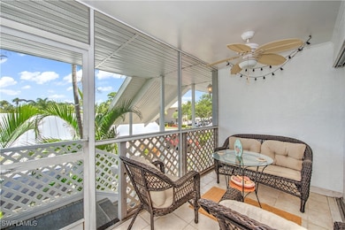 Sunroom / solarium with ceiling fan