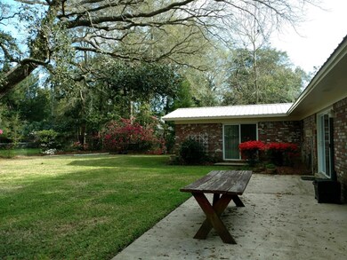 10 Cambridge Ave patio
