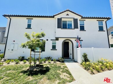 Beautiful front yard (maintained by HOA)
