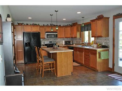 Kitchen. Ceramic tile floor, ceramic tile backspla