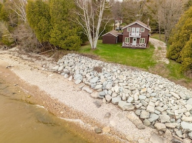 Mix of sandy/rocky shoreline