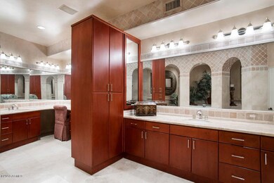 MASTER VANITY 2