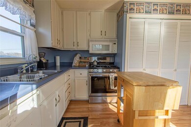 Kitchen, all appliances stay