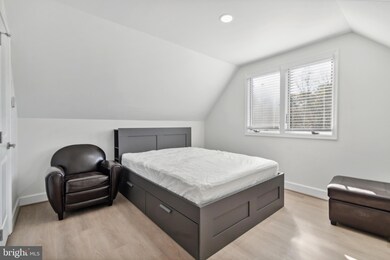 8903 Hooes Rd unit UPPER LEVEL, Lorton, VA 22079 - photo 2