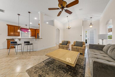 601 Monarch Family room 3