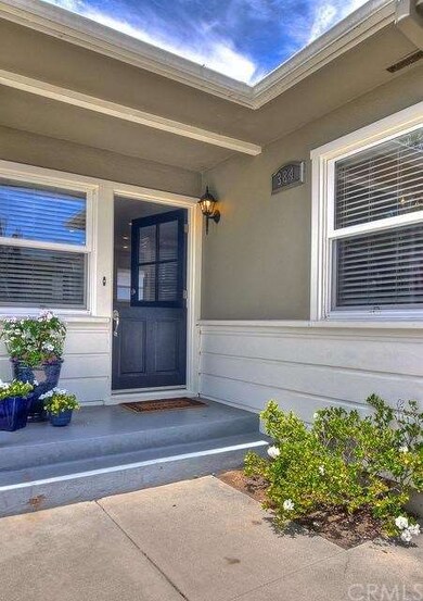 Entry with Dutch-door ... welcome home!