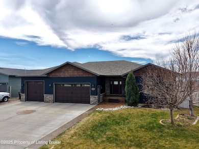 2545 States Blvd, Dickinson, ND 58601 - photo 2