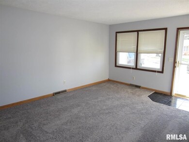 3823 N Elmwood Ave, Davenport, IA 52806 - photo 6