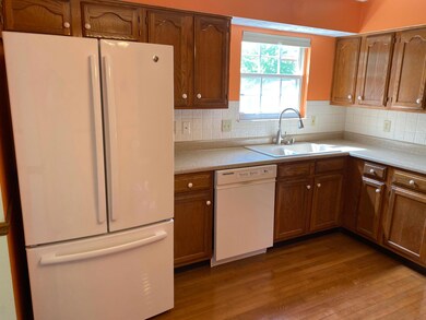Beaultiful, fully appliance kitchen