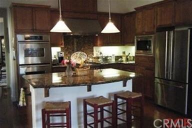 Kitchen and breakfast bar