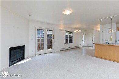 05-Living Room 20220603-DW-5298