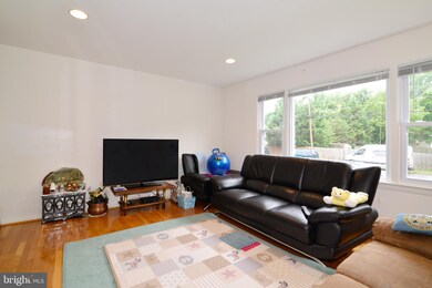 8801 Lagrange St, Lorton, VA 22079 - photo 4