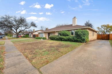 2920 Hilltop Dr, Euless, TX 76039 - photo 2