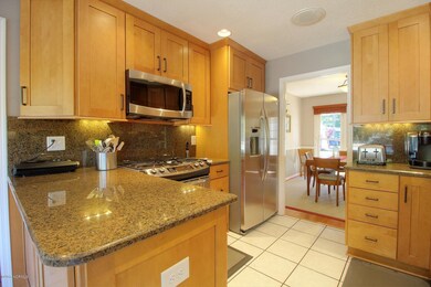 221 Inlet Dr-large-006-5-Kitchen-1500x10