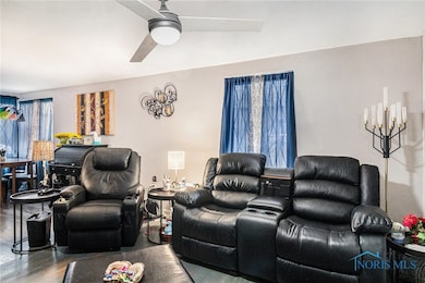 Sitting area/Dining Rm