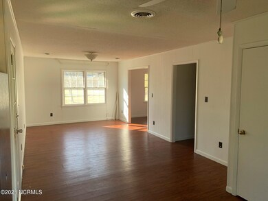 108 N Bickett St, Burgaw, NC 28425 - photo 5