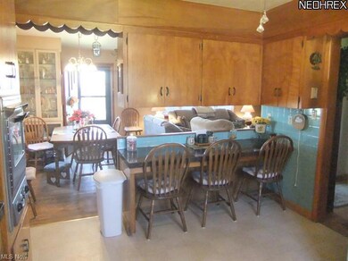 ... and breakfast bar seating.