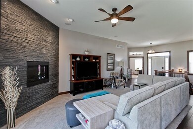 2226 Hallbrook St SW, Cedar Rapids, IA 52404 - photo 6