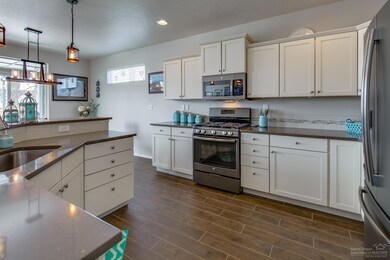 3232 SW Obsidian Ct, Redmond, OR 97756 - photo 4