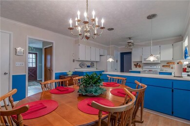 Eat-in Kitchen (bamboo floors)