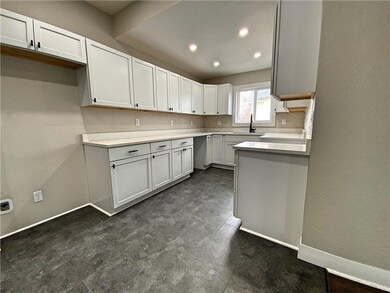 800 S 2nd Ave W, Newton, IA 50208 - photo 5