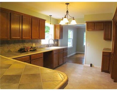 3320 Parkview Ave, Lansing, MI 48910 - photo 3