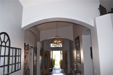 Wide expansive foyer with vaulted ceilings, custom