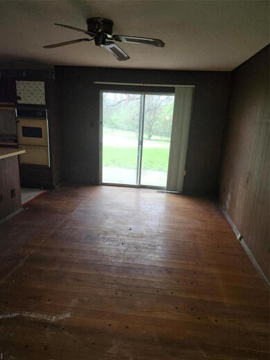 6081 Silver Fox Dr, Florissant, MO 63034 - photo 3