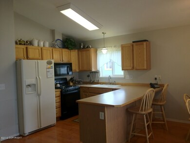 Open Kitchen w Breakfast Bar