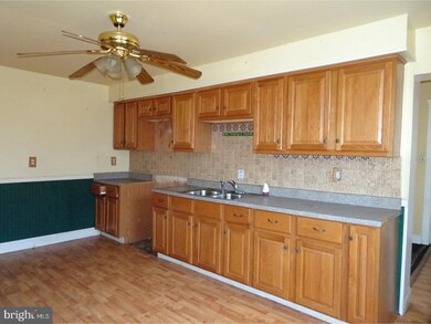 1233 E 11th St, Eddystone, PA 19022 - photo 5