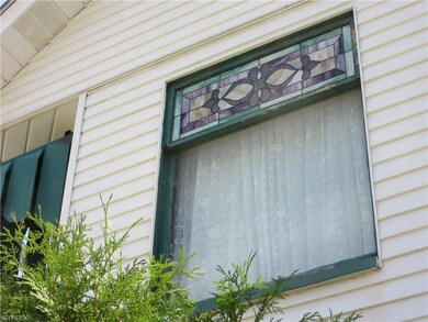 STAIN GLASS IN FRONT BEDROOM