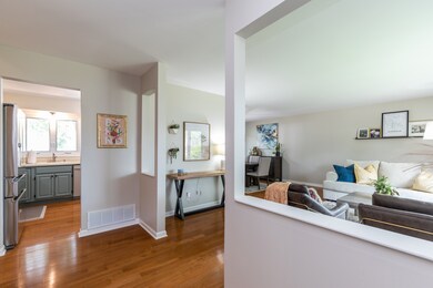 615 Chestnut Ct, Algonquin, IL 60102 - photo 2