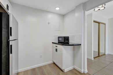 Breakwaters unit 310, West Palm Beach, FL 33401 - photo 6