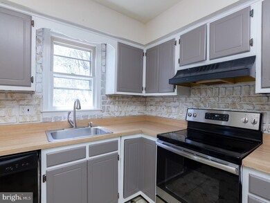 709 Roberts Dr, Pottstown, PA 19464 - photo 4