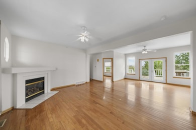 5aa13Living Dining4