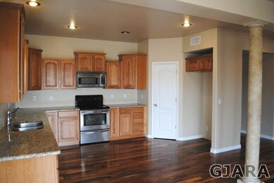 Spacious Kitchen with beautiful granite countertop