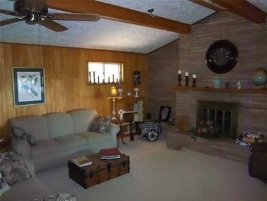 Huge Well Lighted Family Rood with Built-in Firepl