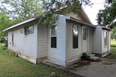 703 N Gardner St, Whitewright, TX 75491 - photo 3