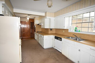 304 Lindsey Ave, Bay City, TX 77414 - photo 4