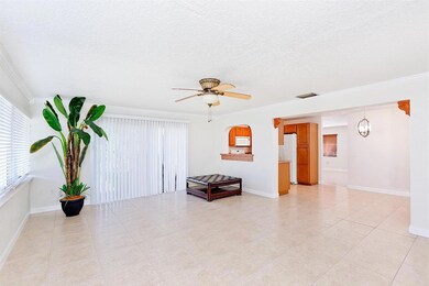 10_Familyroom_Kitchen1