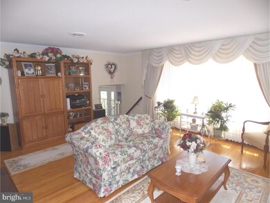 195 Fletcher Dr, Morrisville, PA 19067 - photo 3