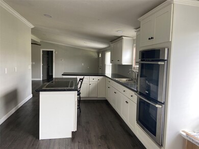 1418 Austin St, Bay City, TX 77414 - photo 3