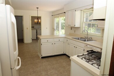 15 Greyledge Dr, Albany, NY 12211 - photo 3