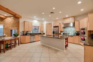 Gourmet Kitchen with 2 ovens (1 convecti